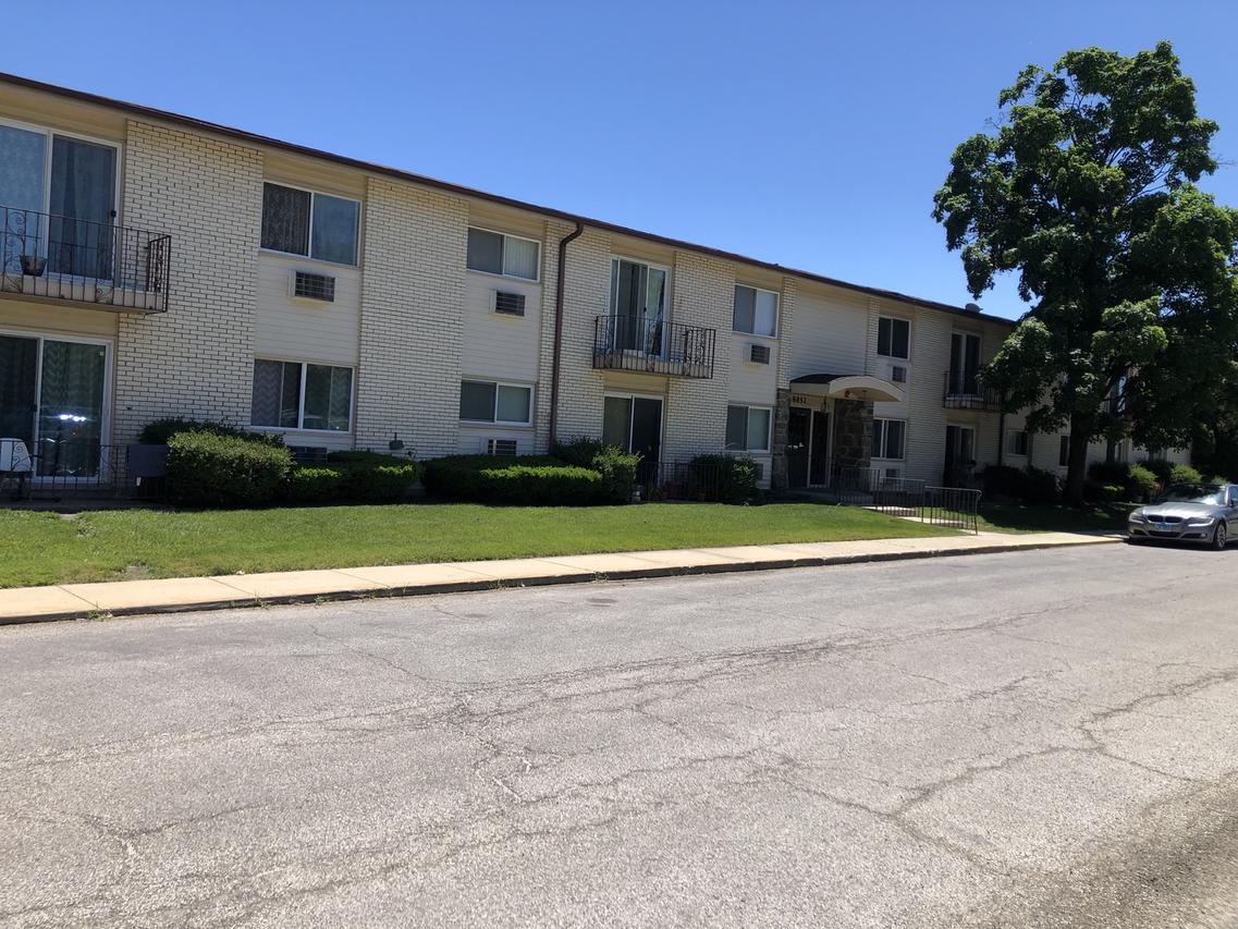 8852 N Leslie Ln. #202B, Des Plaines, IL 60016