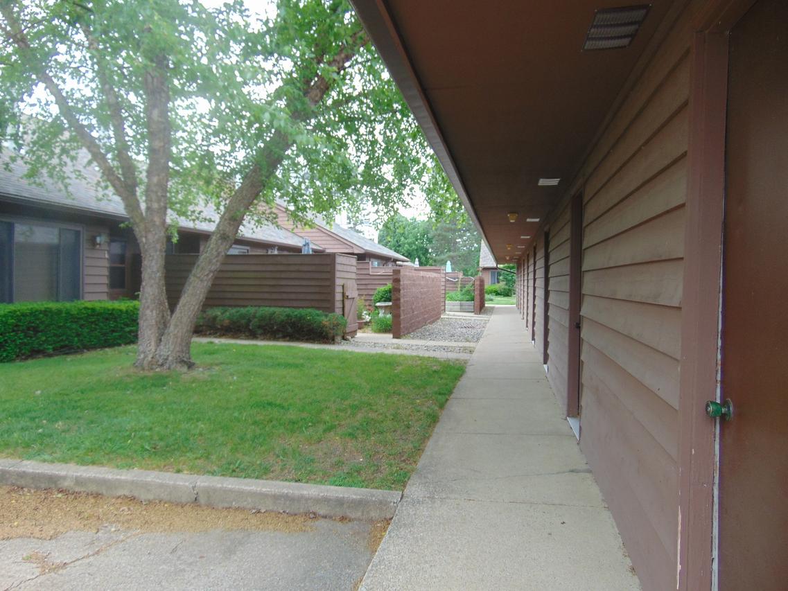 2 Evergreen Sq., Savoy, IL 61874