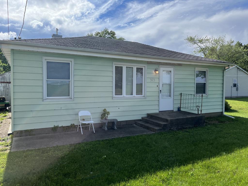313 N 1st St., Fisher, IL 61843