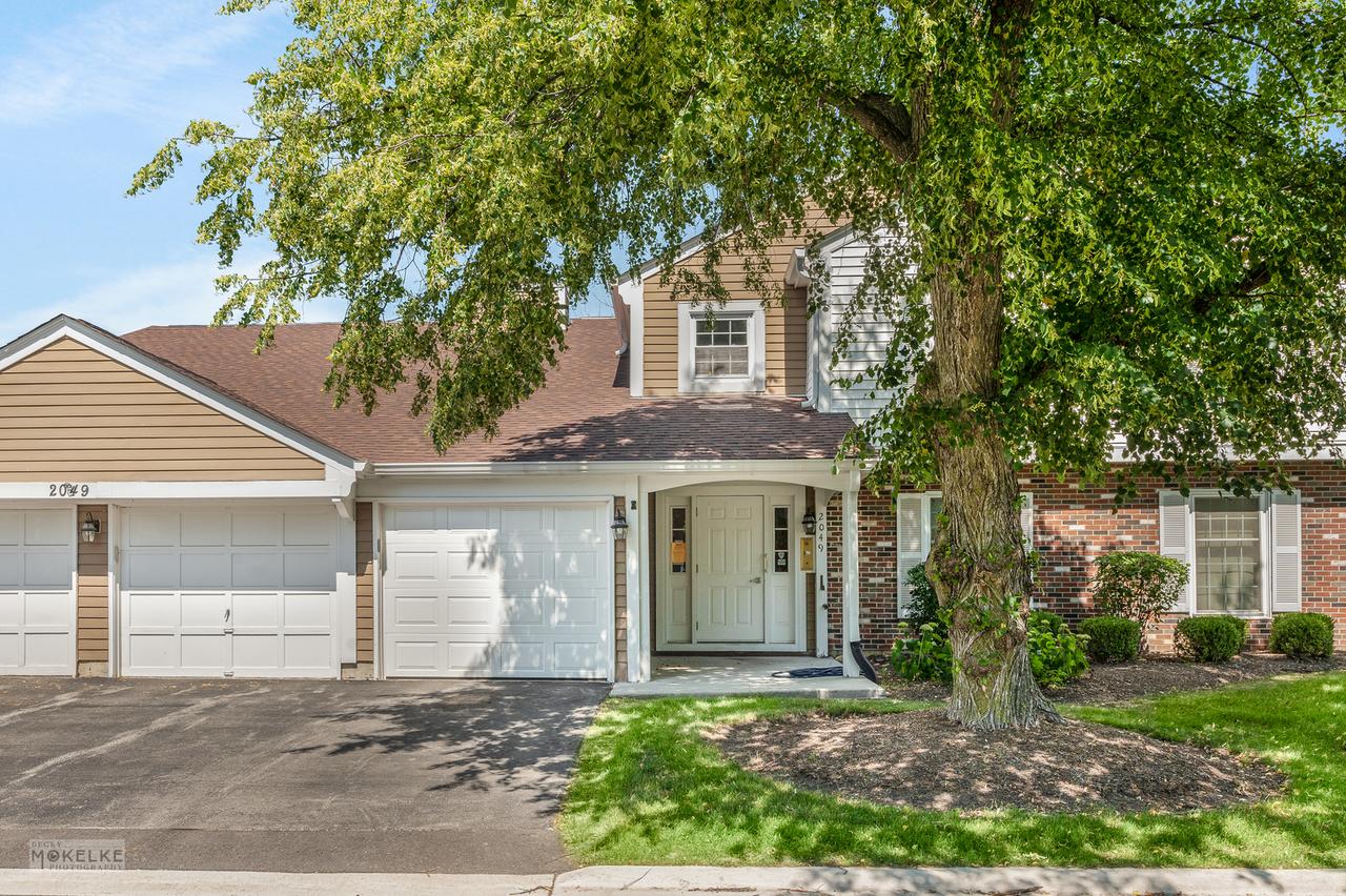 2049 Lancaster Cir. #202B, Naperville, IL 60565