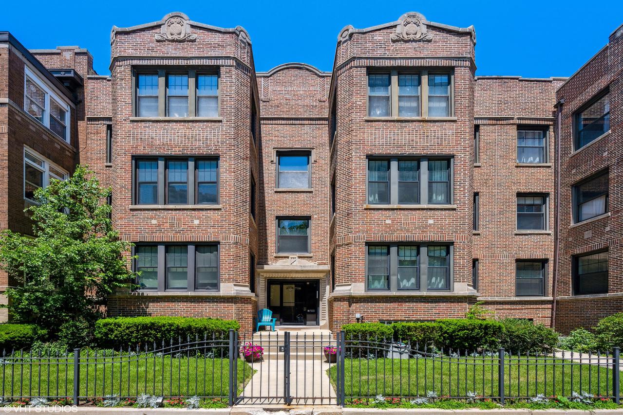718 W Bittersweet Pl. #3, Chicago, IL 60613