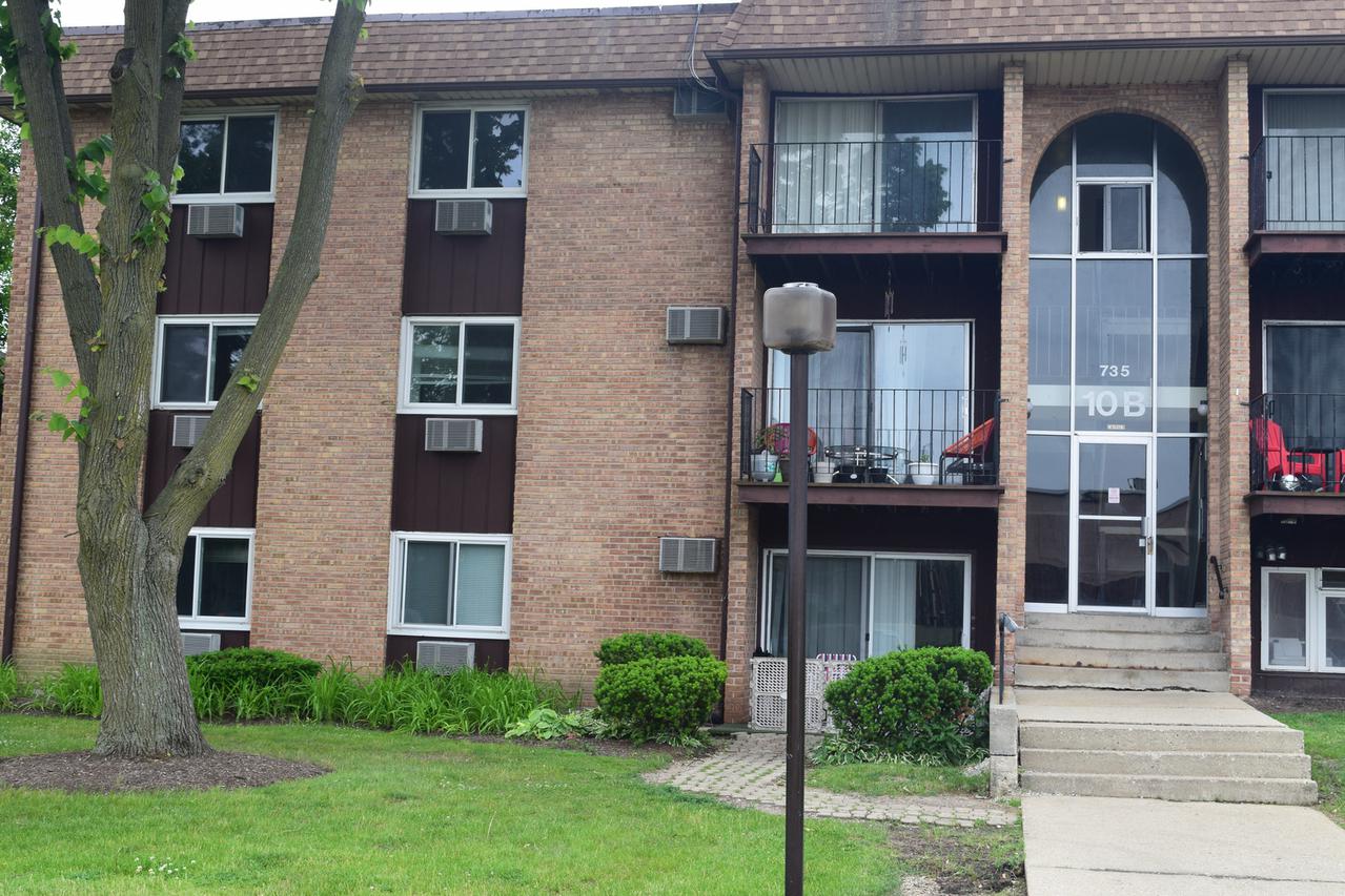 735 Heritage Dr. #10-301, Hoffman Estates, IL 60169