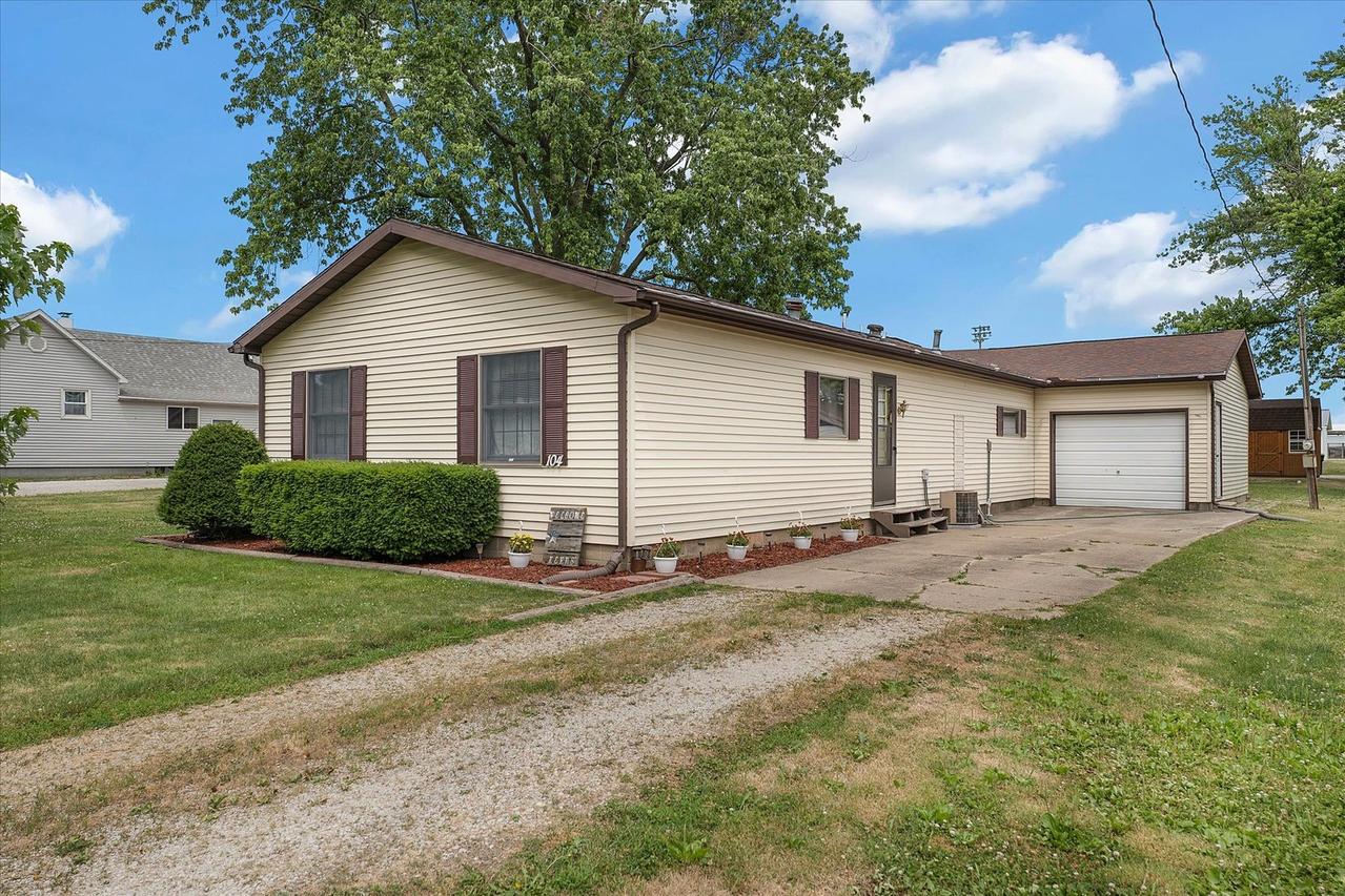 104 S Jackson St., Fisher, IL 61843