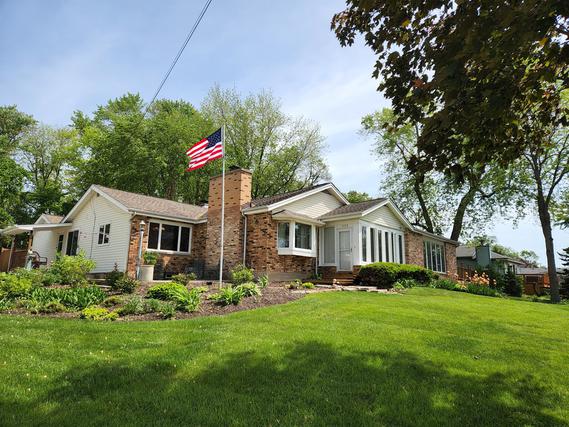 1110 W Northeast Shore Dr., Mchenry, IL 60051