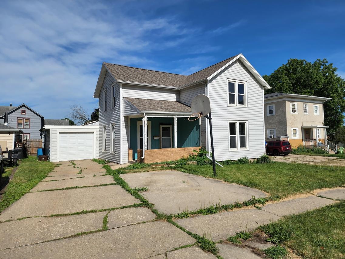 1114 S Walnut Ave., Freeport, IL 61032