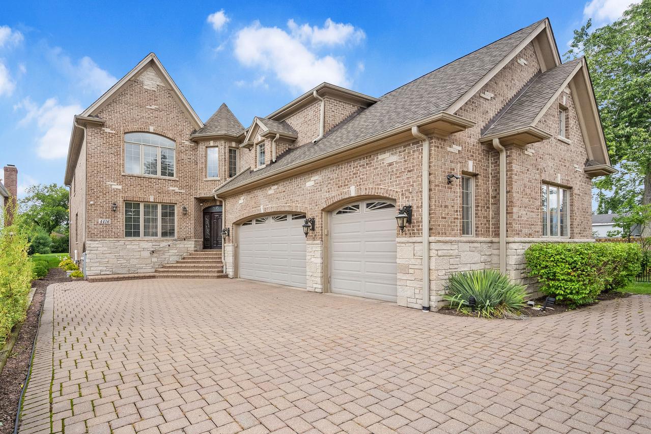 4416 N Roslyn Rd., Downers Grove, IL 60515