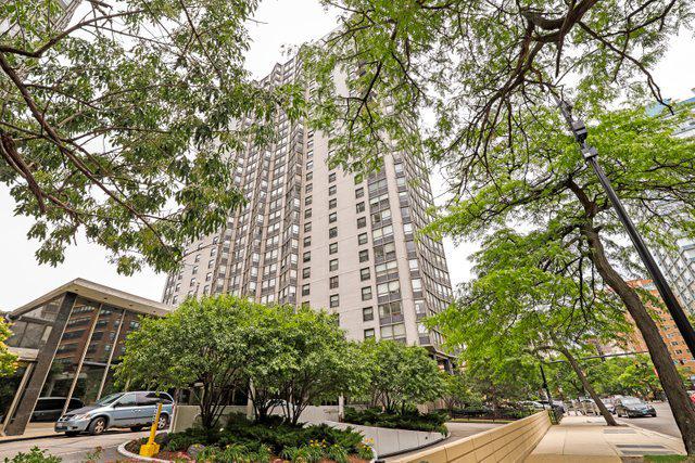 5701 N Sheridan Rd. #4R, Chicago, IL 60660