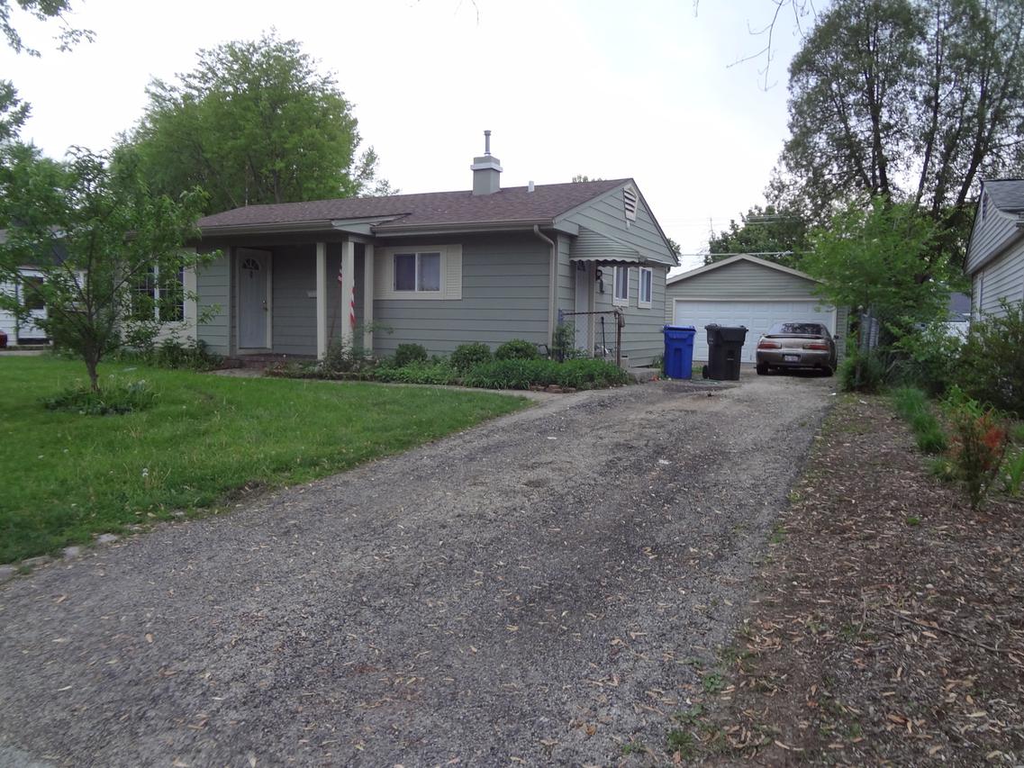 14 Hickory Dr., Carpentersville, IL 60110