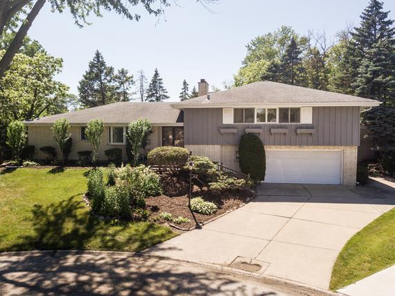 916 Huber Ln., Glenview, IL 60025