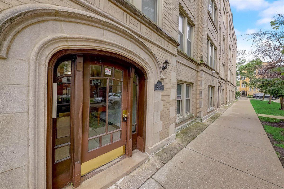 3253 W Olive Ave. #2W, Chicago, IL 60659