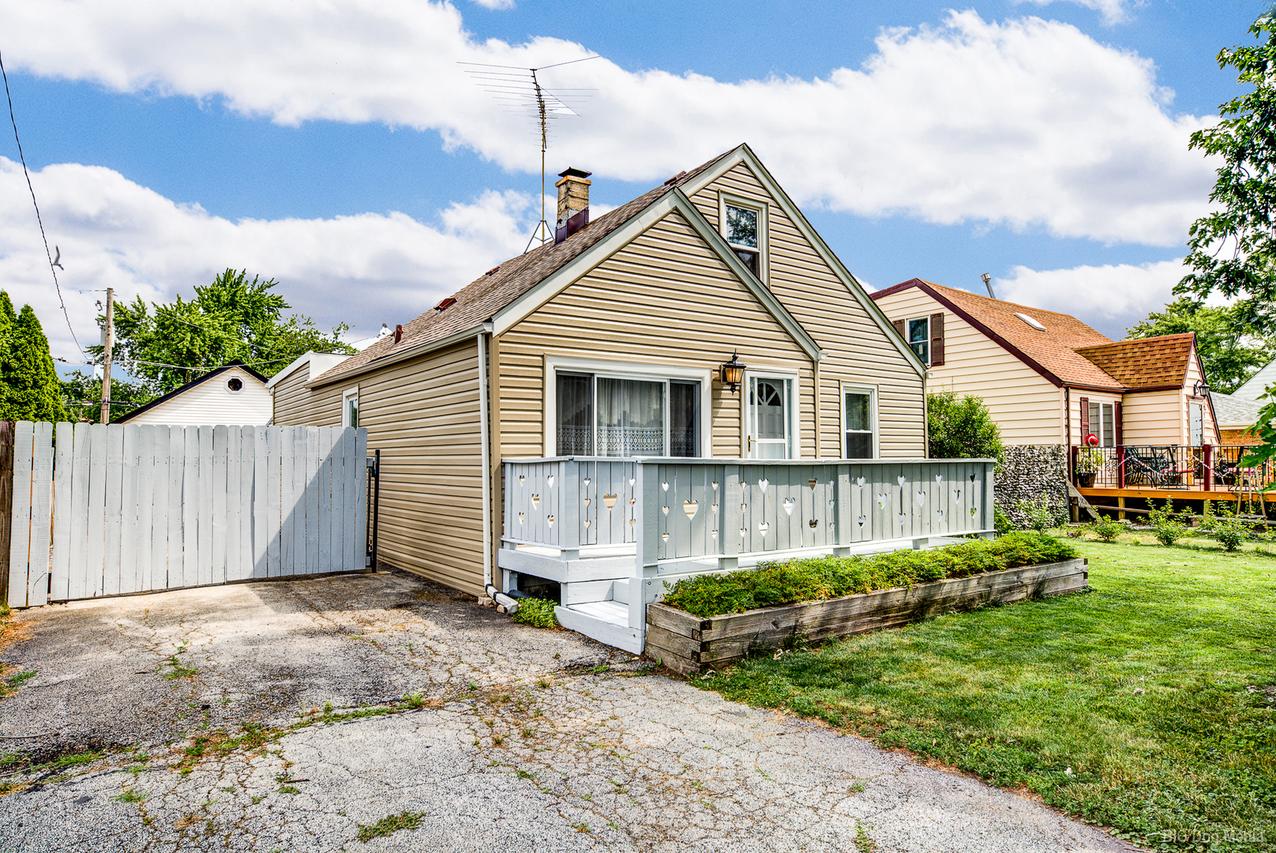 7018 W 74th St., Nottingham Park, IL 60638