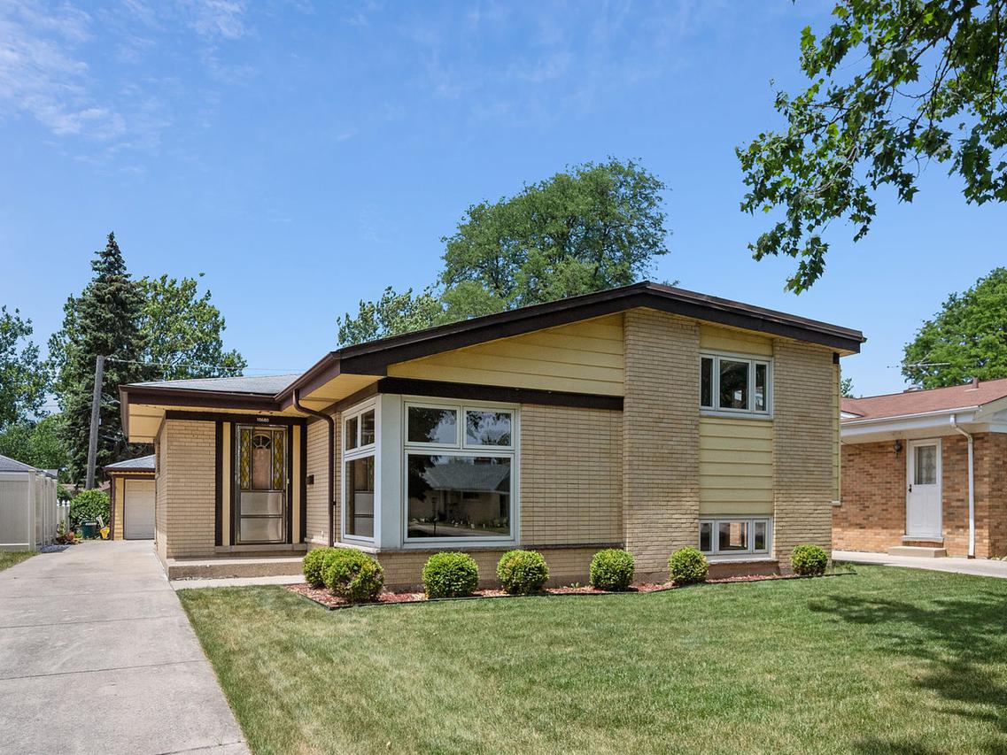 10680 Newbury St., Westchester, IL 60154