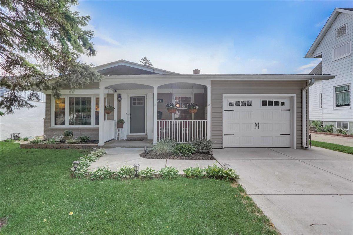 708 N Vail Ave., Arlington Heights, IL 60004