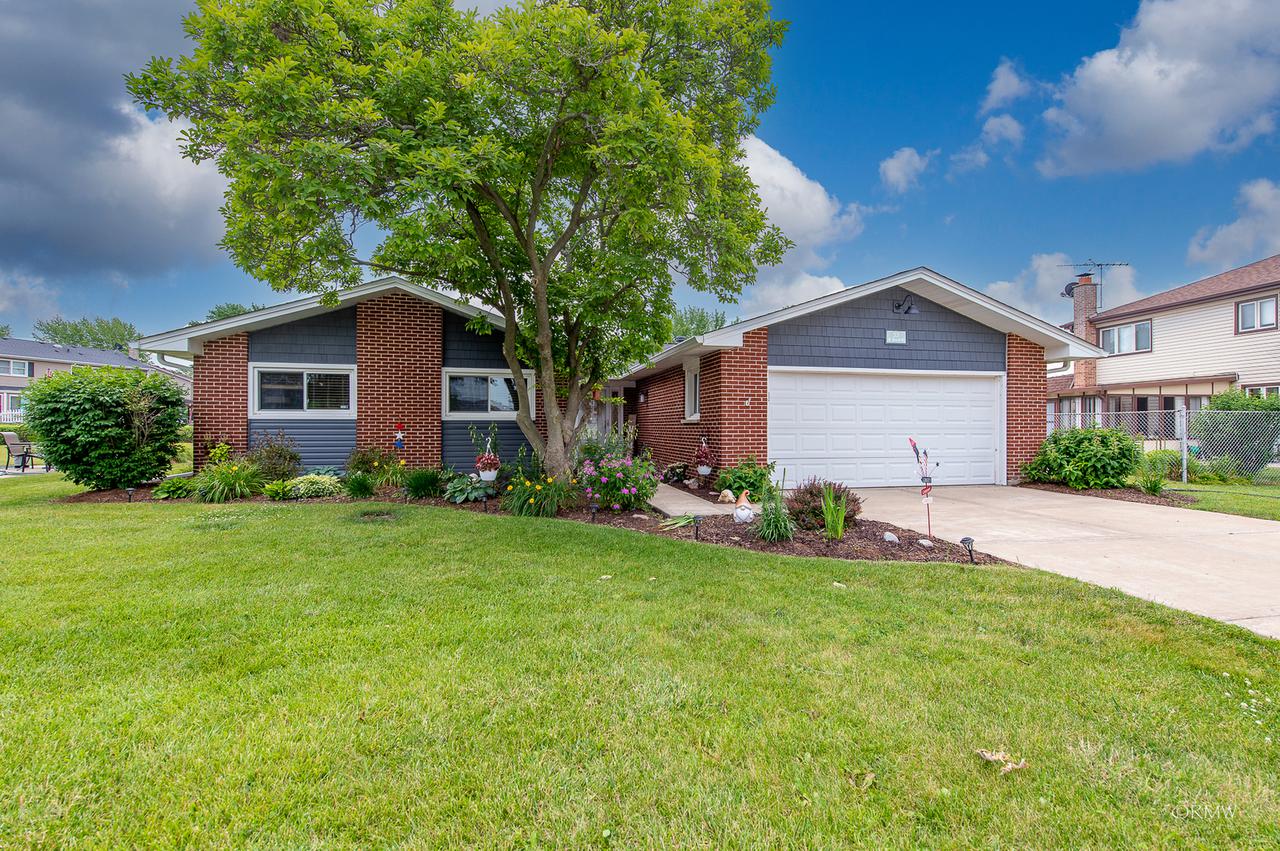 33 W Beech Dr., Schaumburg, IL 60193
