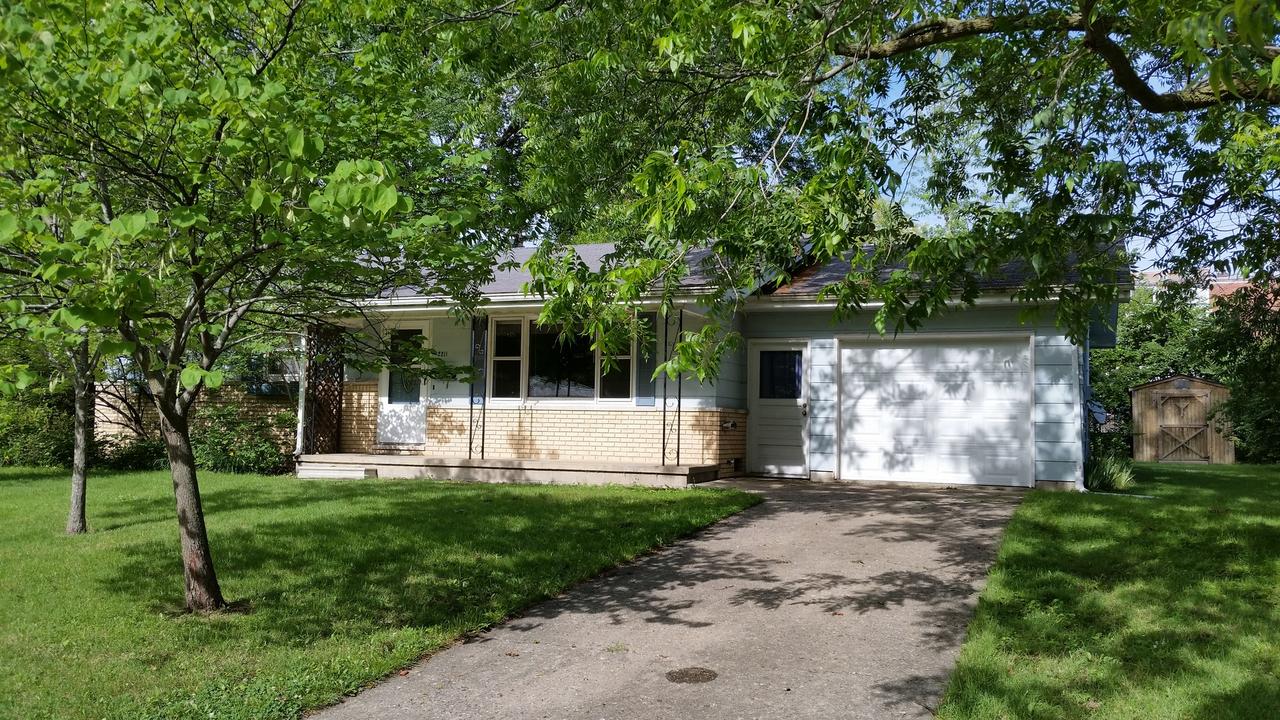 2211 8th Street Cir., Charleston, IL 61920