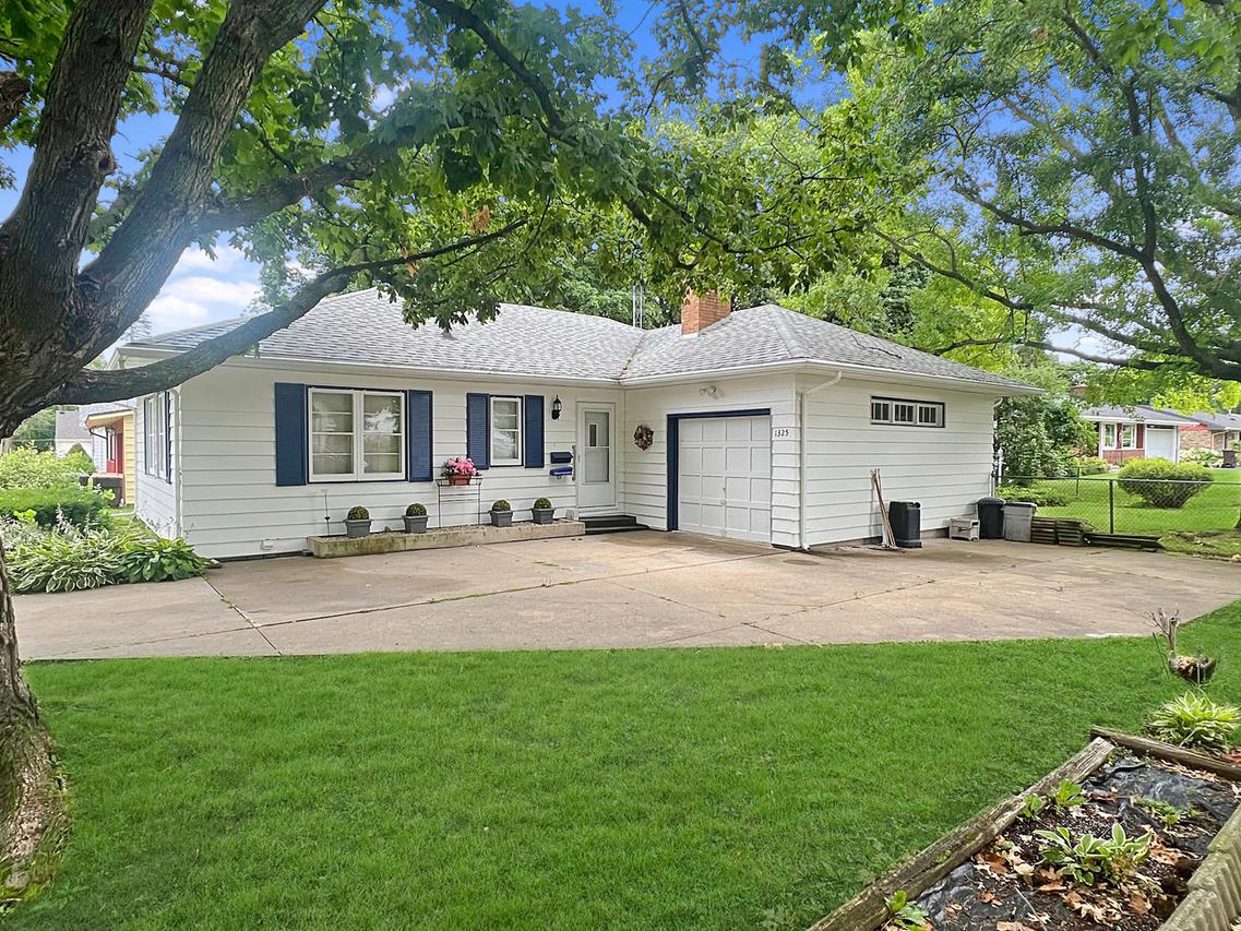 1325 W American St., Freeport, IL 61032