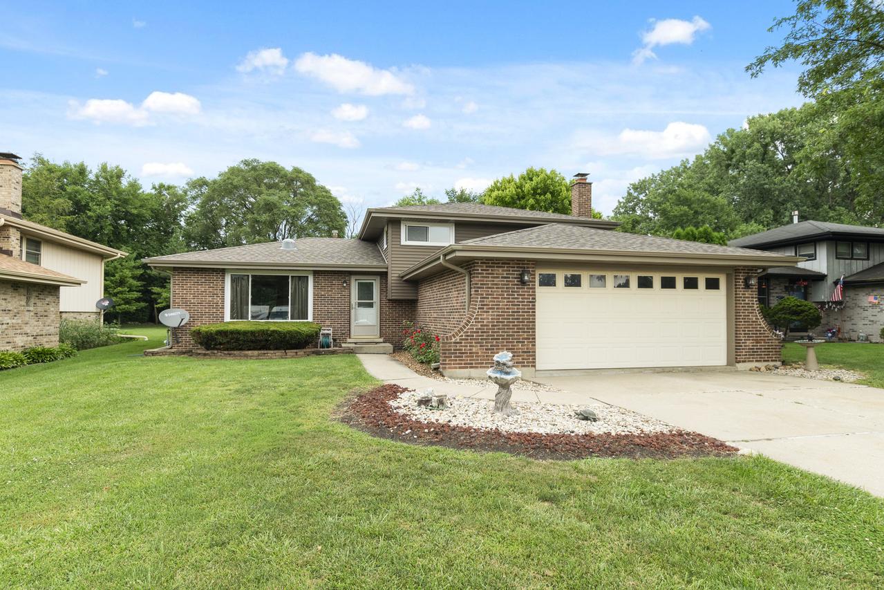 224 Poston Rd., Willow Springs, IL 60480