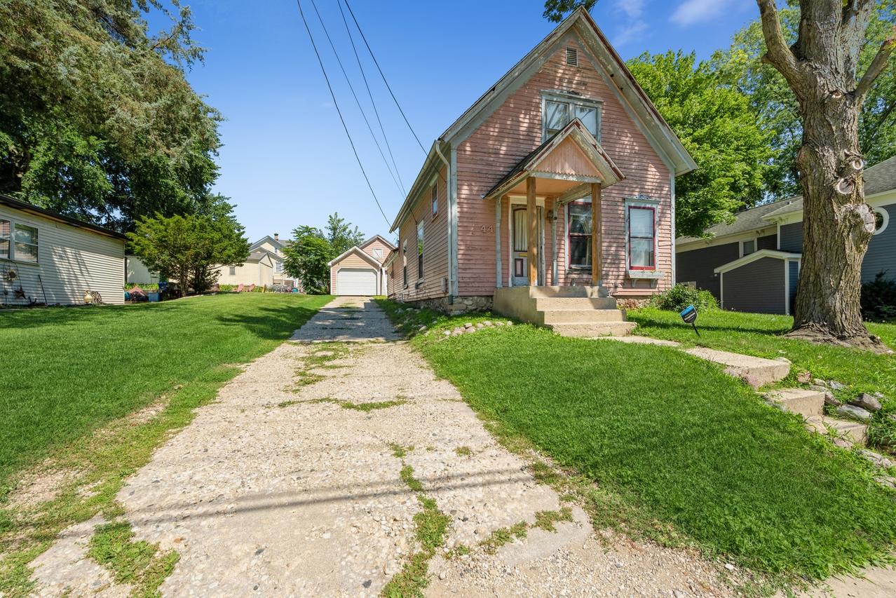 44 N Wisconsin St., Carpentersville, IL 60110