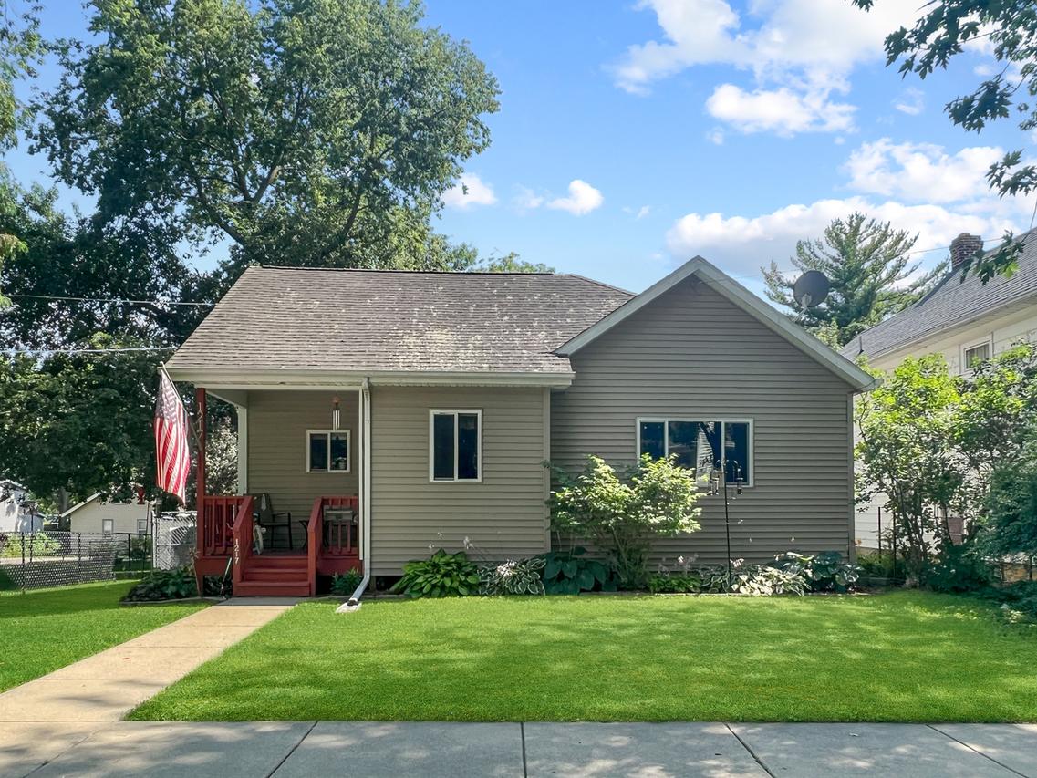 1217 W Logan St., Freeport, IL 61032