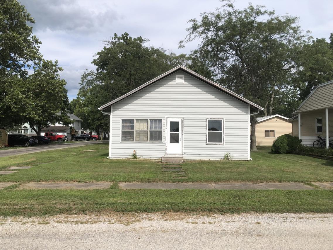 201 S Douglas St., Villa Grove, IL 61956
