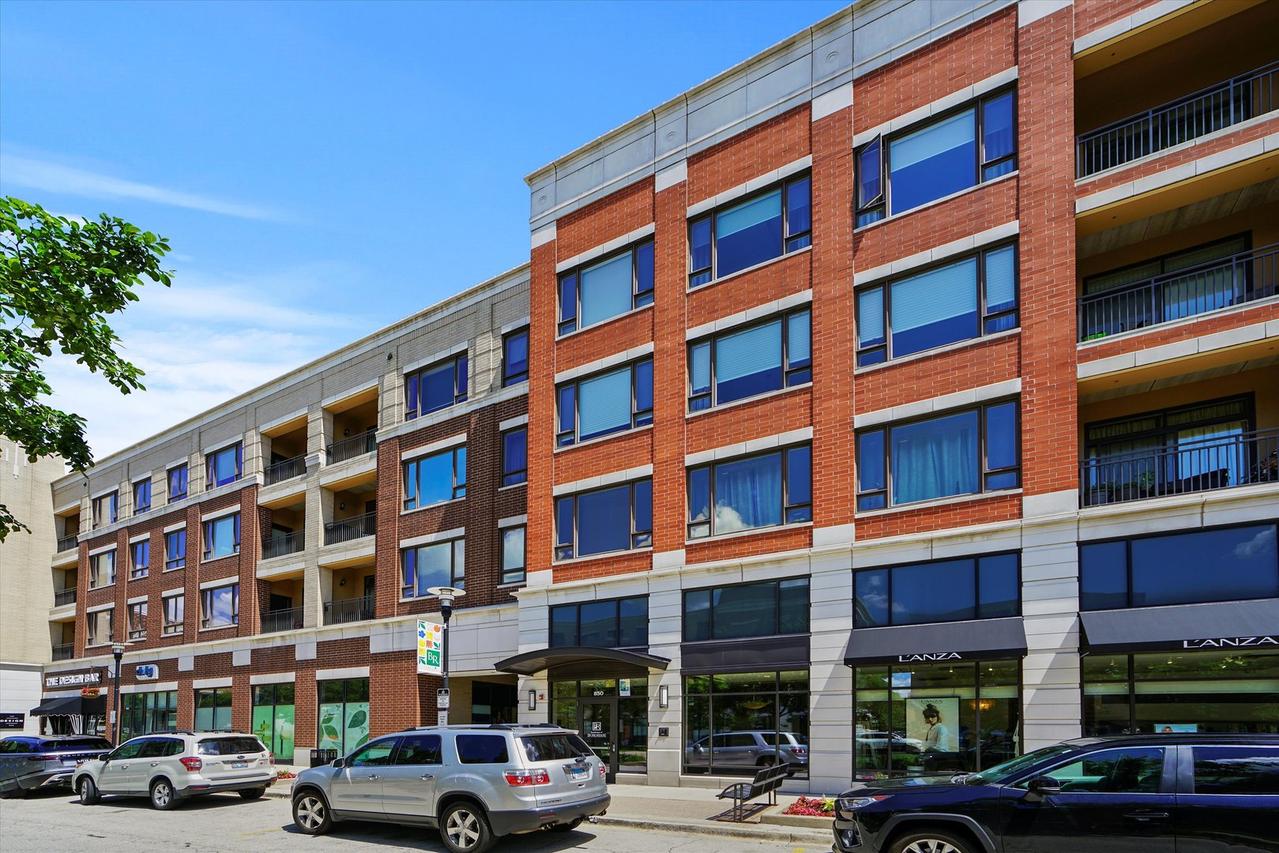 850 Village Center Dr. #211, Burr Ridge, IL 60527