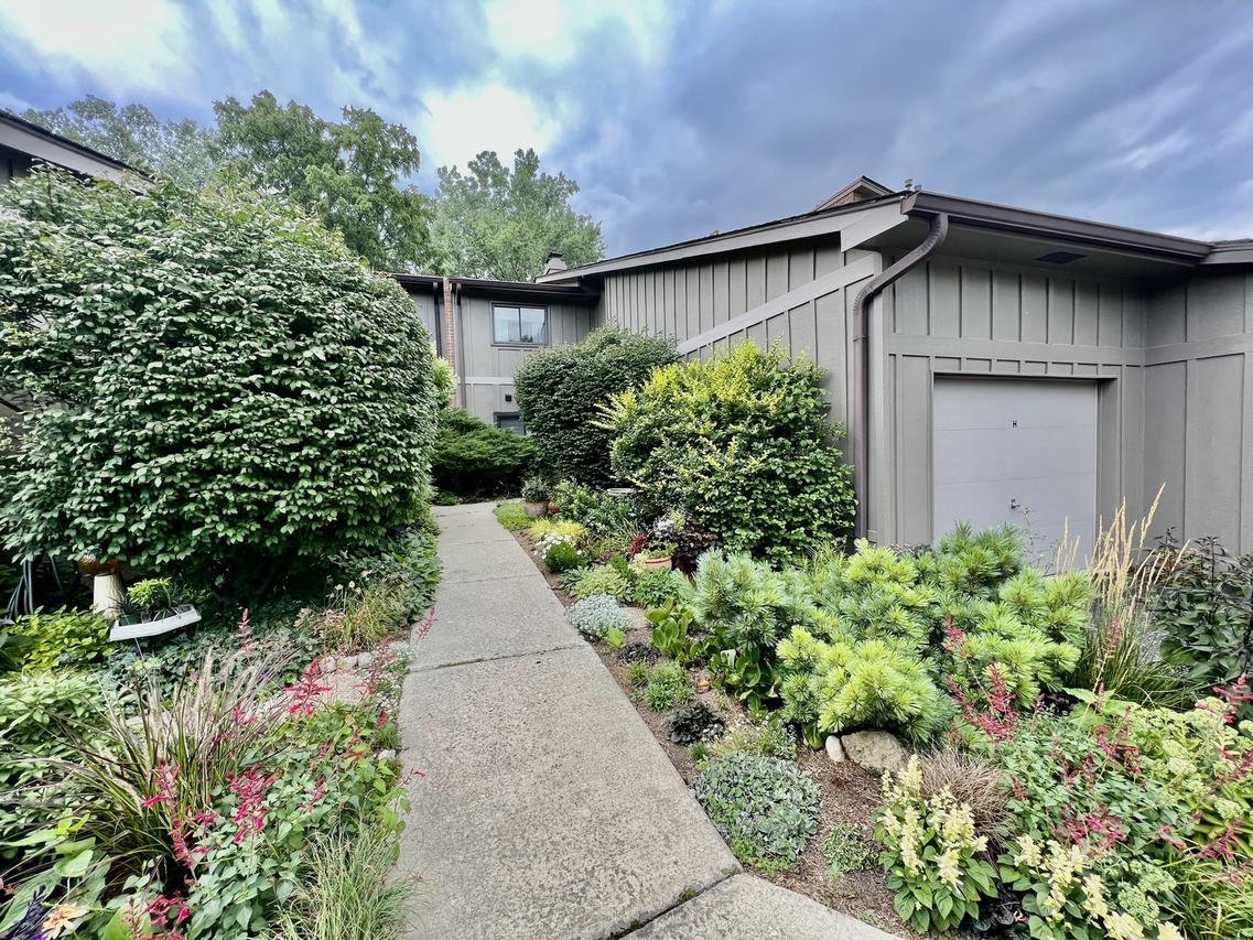 2S414 Emerald Green Dr. #G, Warrenville, IL 60555
