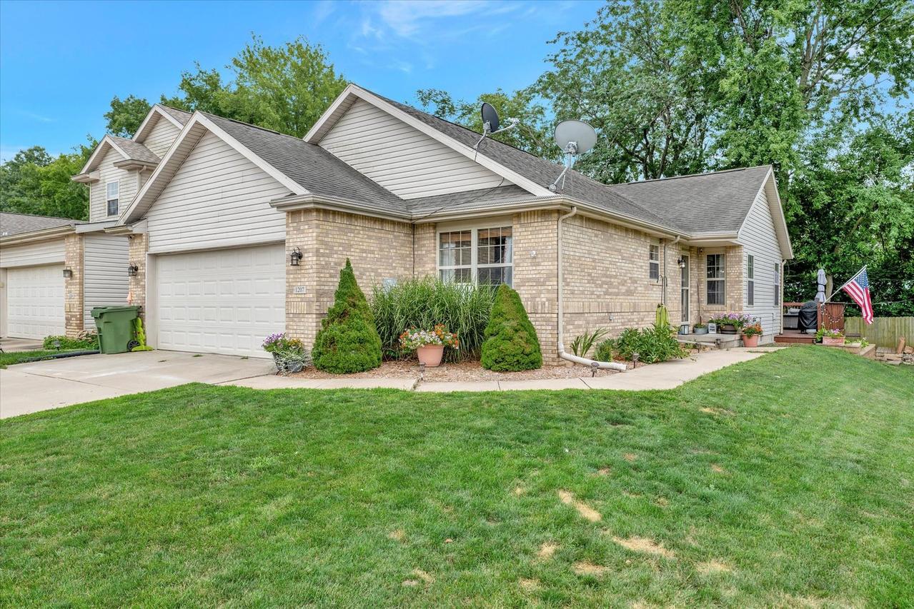 1207 Windwood Ln., Mahomet, IL 61853