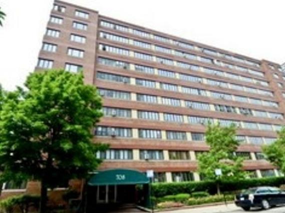 708 W Bittersweet Pl. #212, Chicago, IL 60613