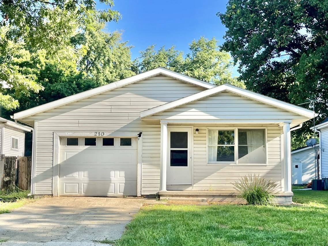 210 Vine St., Villa Grove, IL 61956