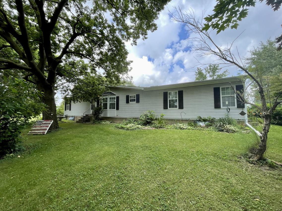 185 N Main St., Hollowayville, IL 61356