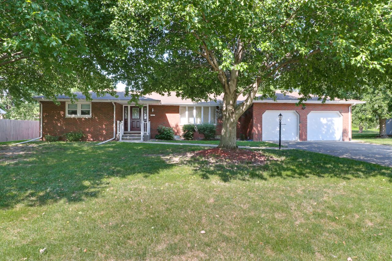 921 S Collins St., Manito, IL 61546
