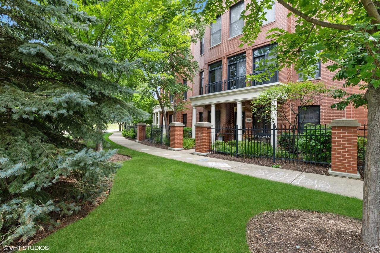 2044 Valor Ct., Glenview, IL 60026
