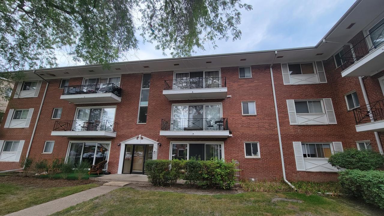 10117 Old Orchard Ct. #102, Skokie, IL 60076