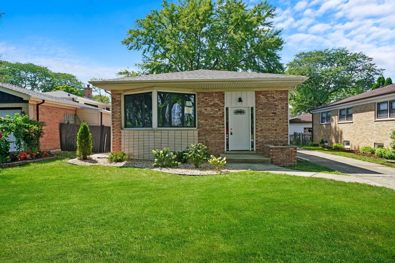 704 East Ave., La Grange, IL 60525