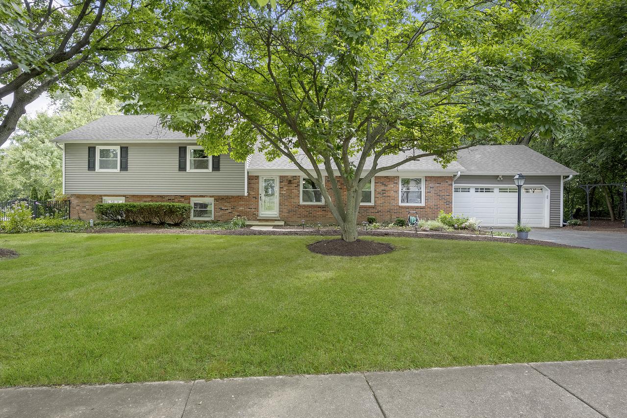 25W235 Gunston Ave., Naperville, IL 60540