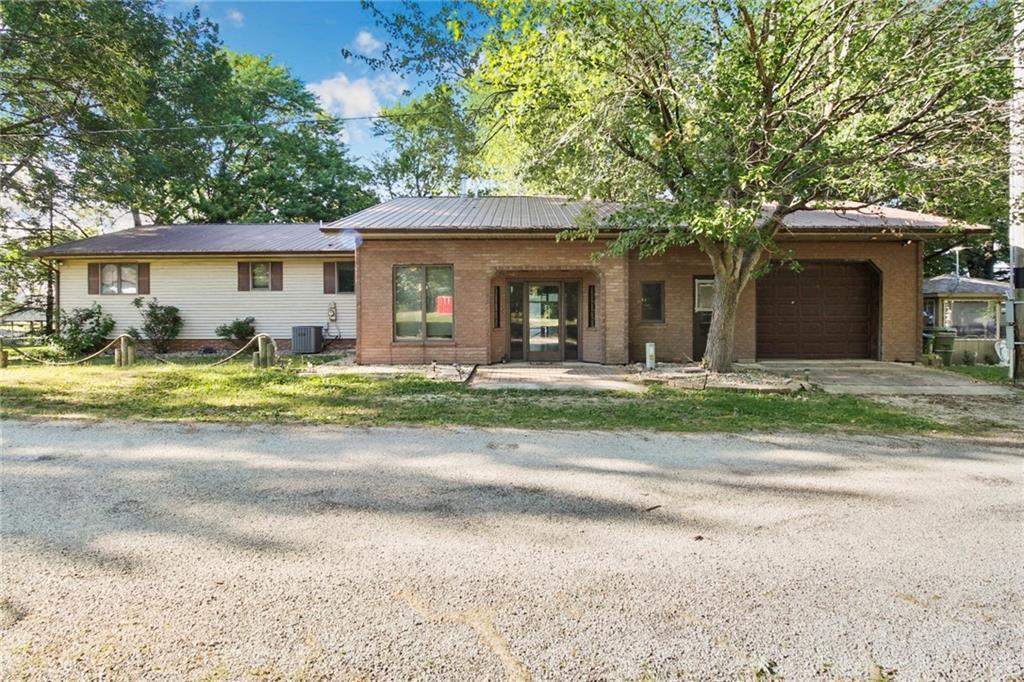 15 Prahls Dr., Neoga, IL 62447