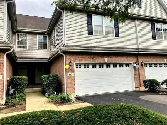 123 Auburn Hills Ln. Ln., Addison, IL 60101