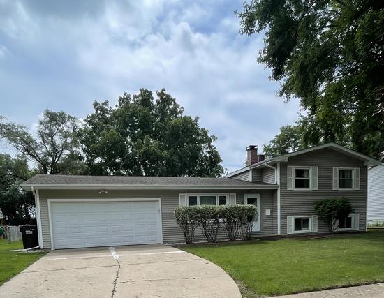 165 Dartmoor Dr., Crystal Lake, IL 60014