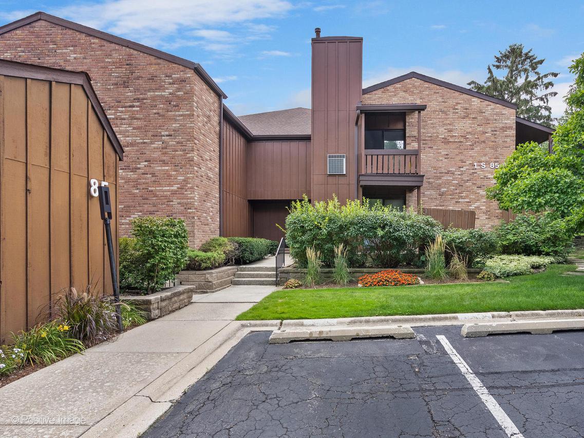 1S085 Spring Rd. #2C, Oakbrook Terrace, IL 60181