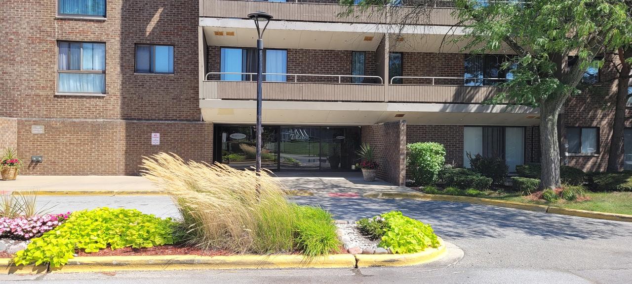 7 E Carriageway Dr. #402, Hazel Crest, IL 60429