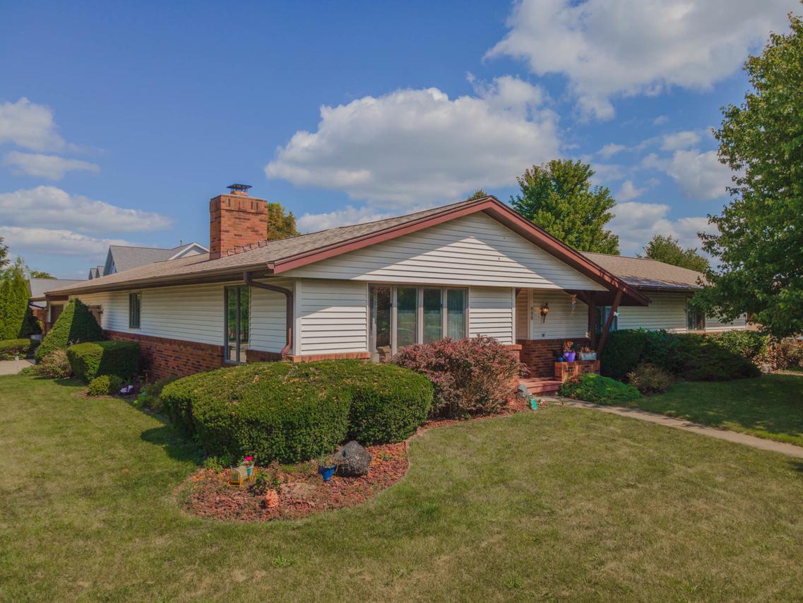 808 W High St., Roanoke, IL 61561