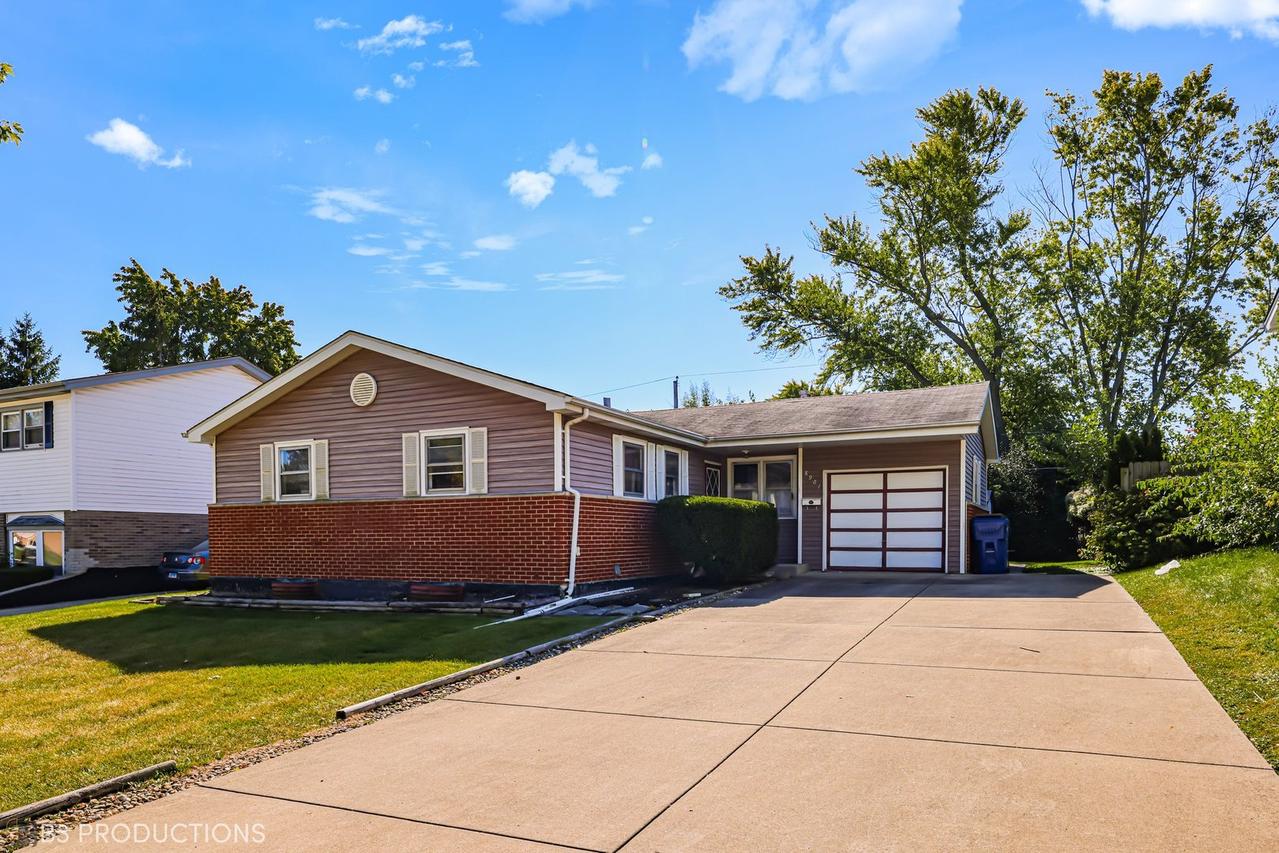 8961 W 91st Pl., Hickory Hills, IL 60457