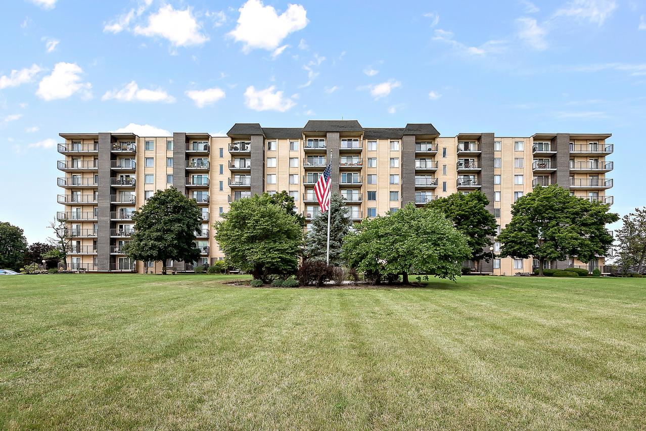5400 Walnut Ave. #803, Downers Grove, IL 60515