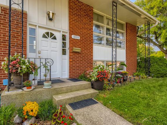 1035 E Plate Dr., Palatine, IL 60074