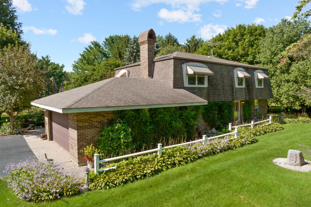 1811 Hobe Rd., Woodstock, IL 60098
