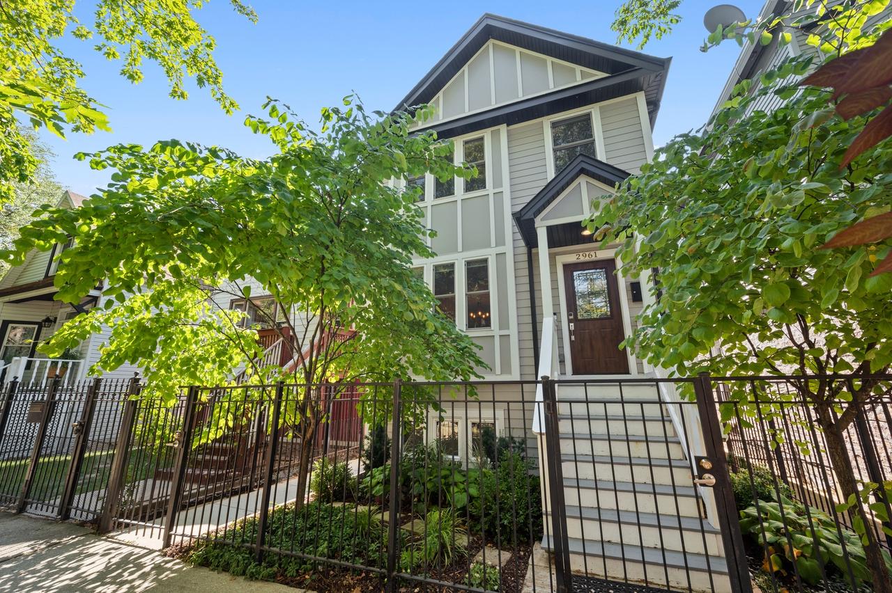2961 W Nelson St., Chicago, IL 60618