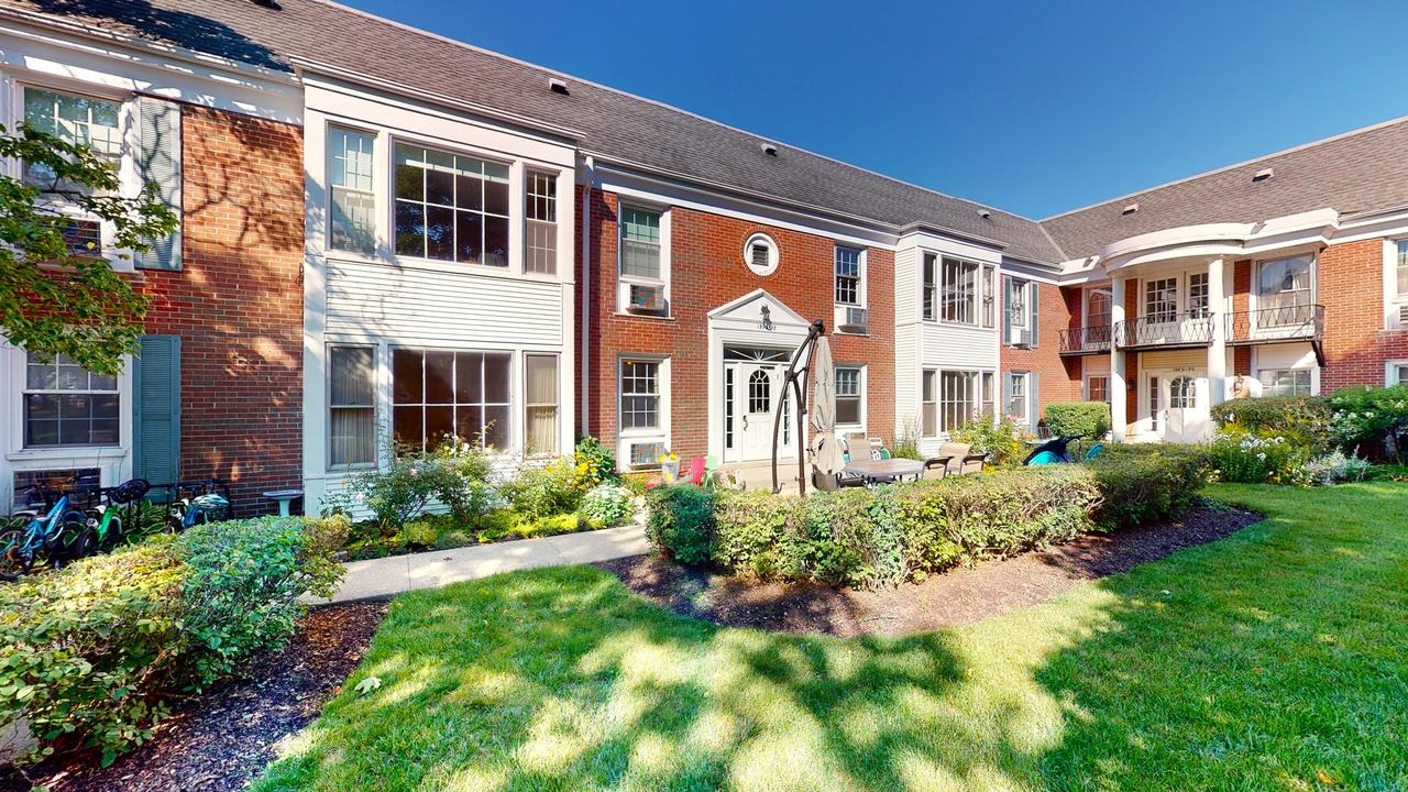 1996 Cherry Ln. #2A, Northbrook, IL 60062