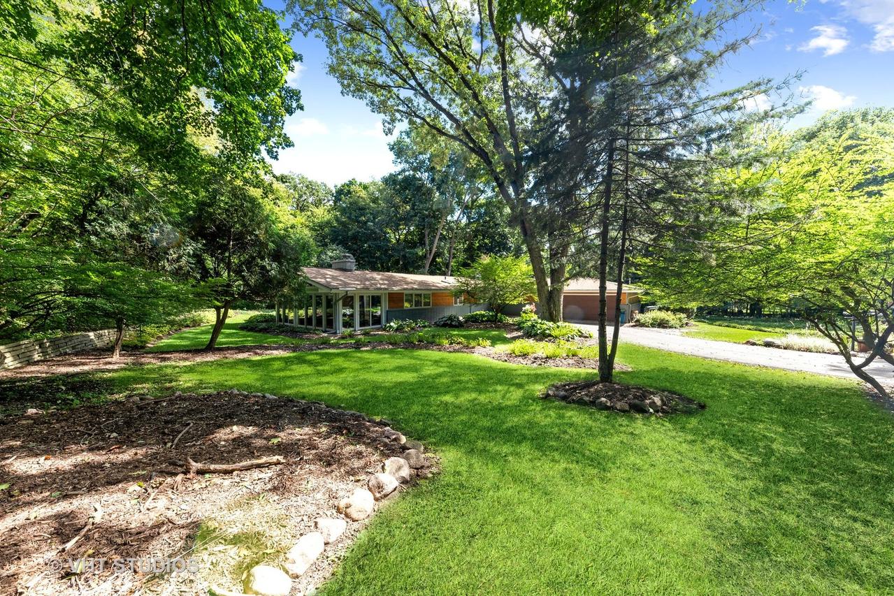 107 Trout Valley Rd., Trout Valley, IL 60013