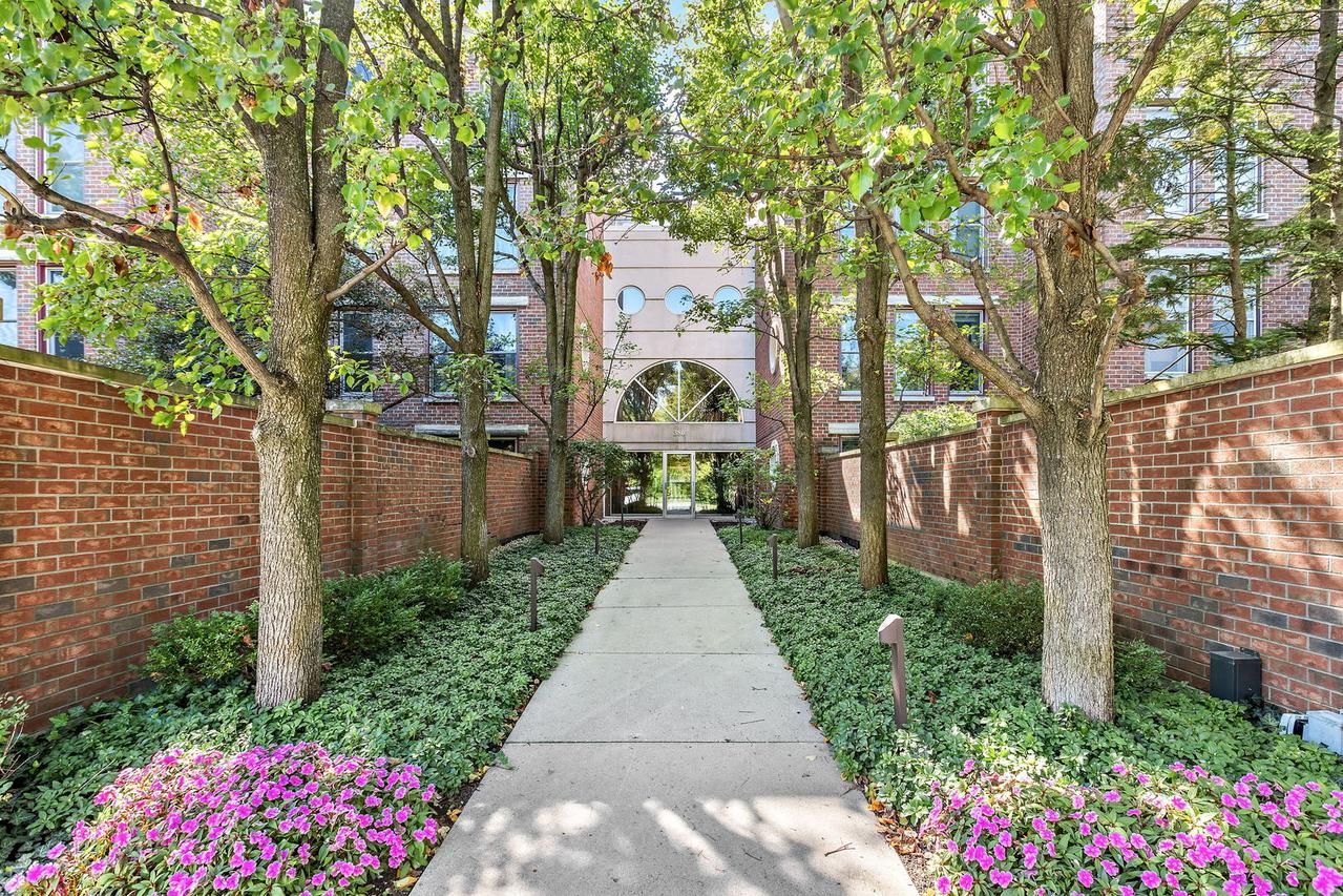 380 Green Bay Rd. #4E, Winnetka, IL 60093