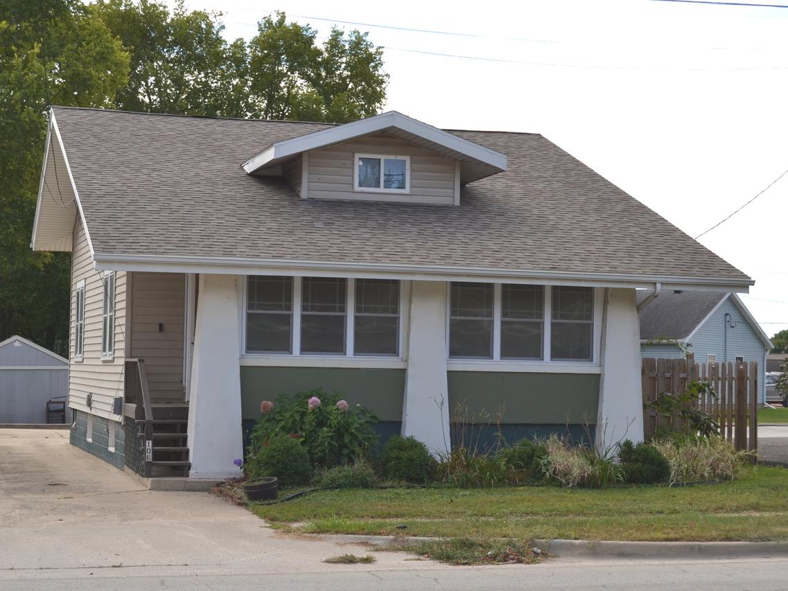 106 E Van Buren St., Clinton, IL 61727
